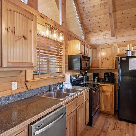 Moonlight Obsession A Dog Friendly 2 Bd 2 Bath Log Cabin Located 5 Miles From Downtown Gatlinburg Villa Exterior photo